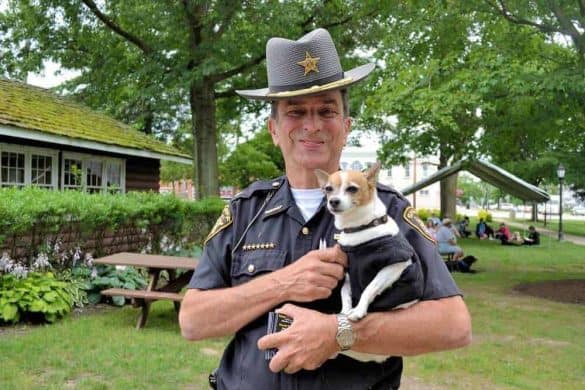 Sheriff Dan McClelland und sein Dienst-Chihuahua Midge Arm in Arm miteinander.