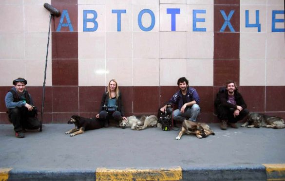 Die Space Dogs Film-Crew mit den moskauer Straßenhunden.