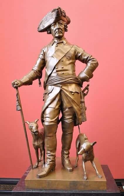 Eine Bronze-Statuette zeigt Friedrich II. mit zwei Italienischen Windspielen.
