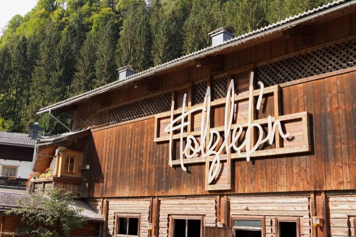 Aufnahme einer Scheune mit einem Holzleb´n Schriftzug