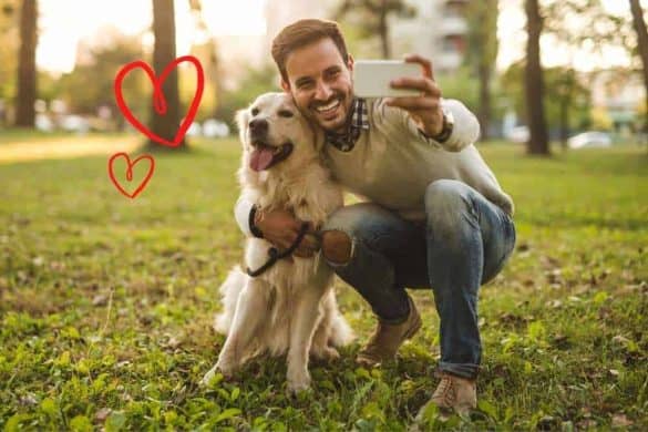 Ein Mann macht für das Online-Dating einen Selfie mit einem Golden Retriever.