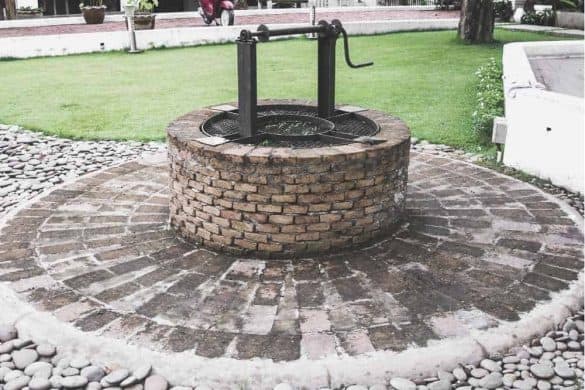 Ein Brunnen auf einem gepflasterten Platz.