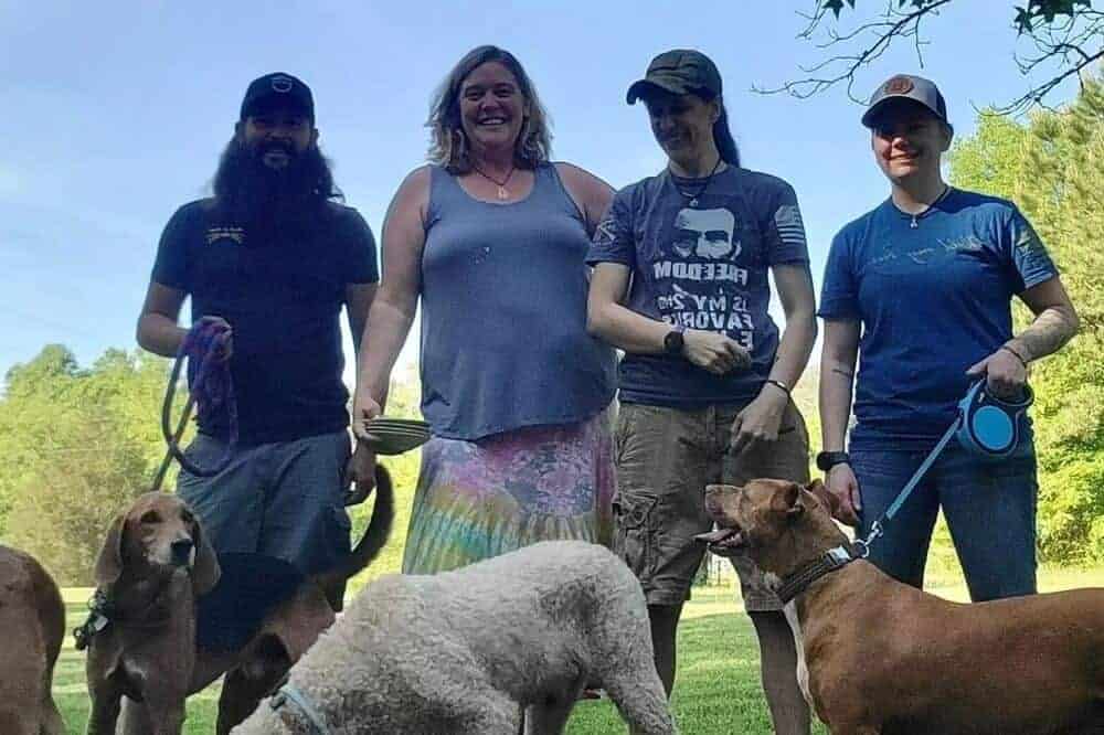 Die Johnsons mit Nalas Besitzern und ihren Hunden.
