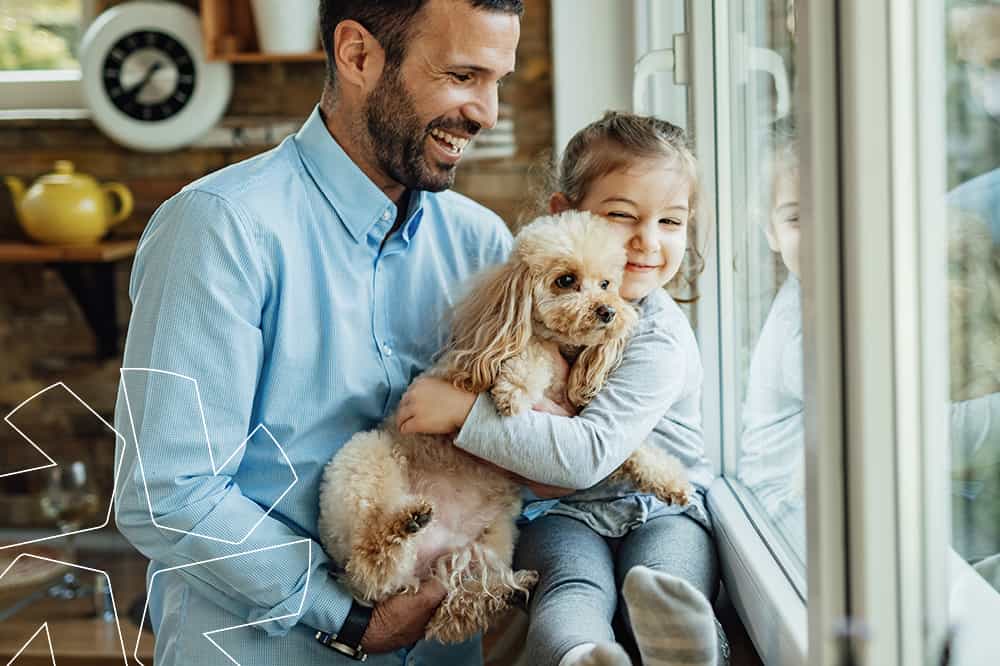 Hundehalterhaftpflicht: Kleine Hunde können besonders günstig versichert werden. Familie mit kleinem Hund. /Foto: Adobe Stock