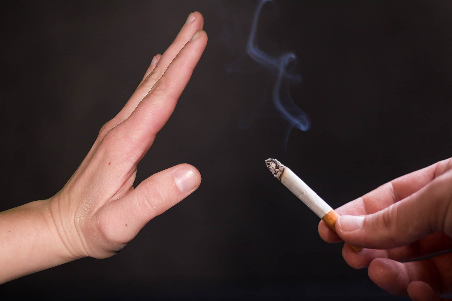 Snus statt Zigarette: Eine Hand zeigt einer brennende Zigarette Stopp. /Foto: pixabay (tumisu)
