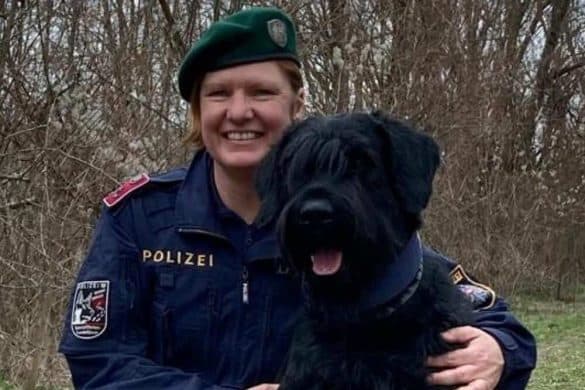 Die Hundeführerin mit dem Polizeihund Bolle, der die verschollene Seniorin wiederfand.