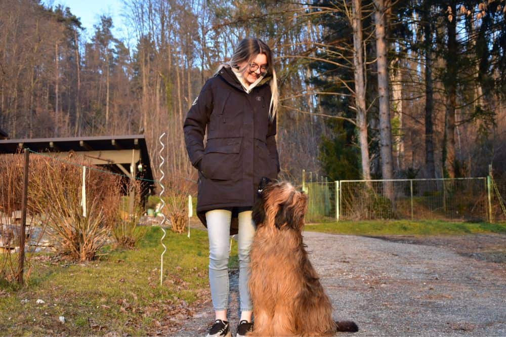 Testerin Laura mit ihrem Hund in der Parkajacke von DogCoach Denmark