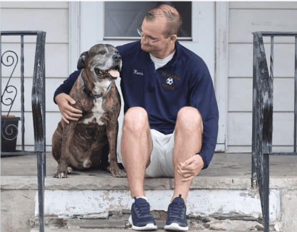 Rettungshund Mellow lieg im Sterben und nimmt Abschied von seinem treuen Freud und Besitzer Kevin Curry.