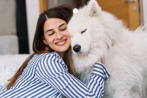 Eine Frau umarmt einen Hund als Motiv für einen personalisierten Bilderrahmen.