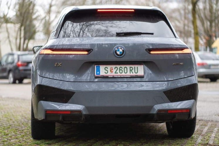BMW iX mit Hündin Alma im Test