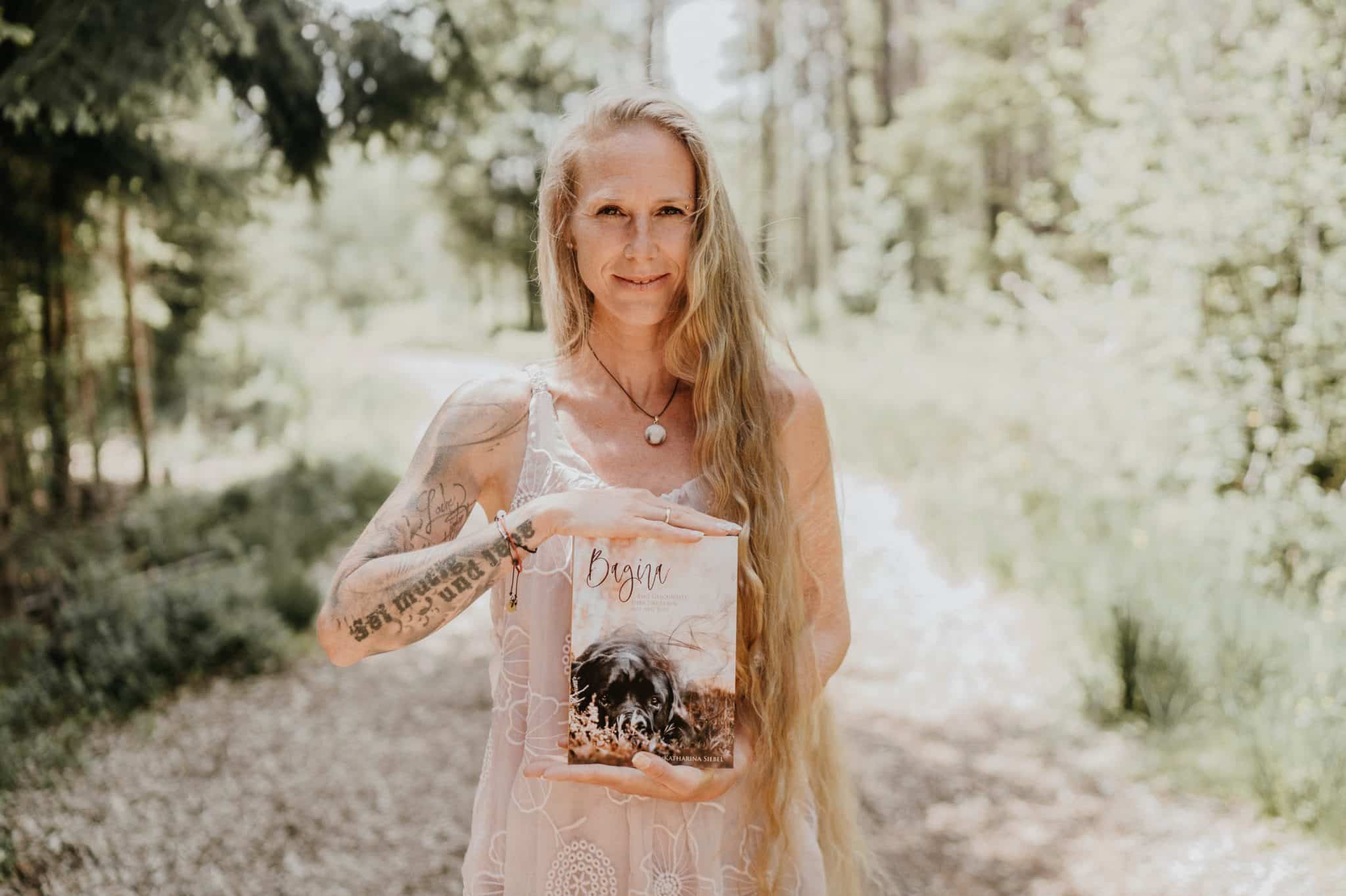 Saskia Katharina Siebel mit ihrem Buch "Bagira". /Foto: Aileen Melucci Fotografie