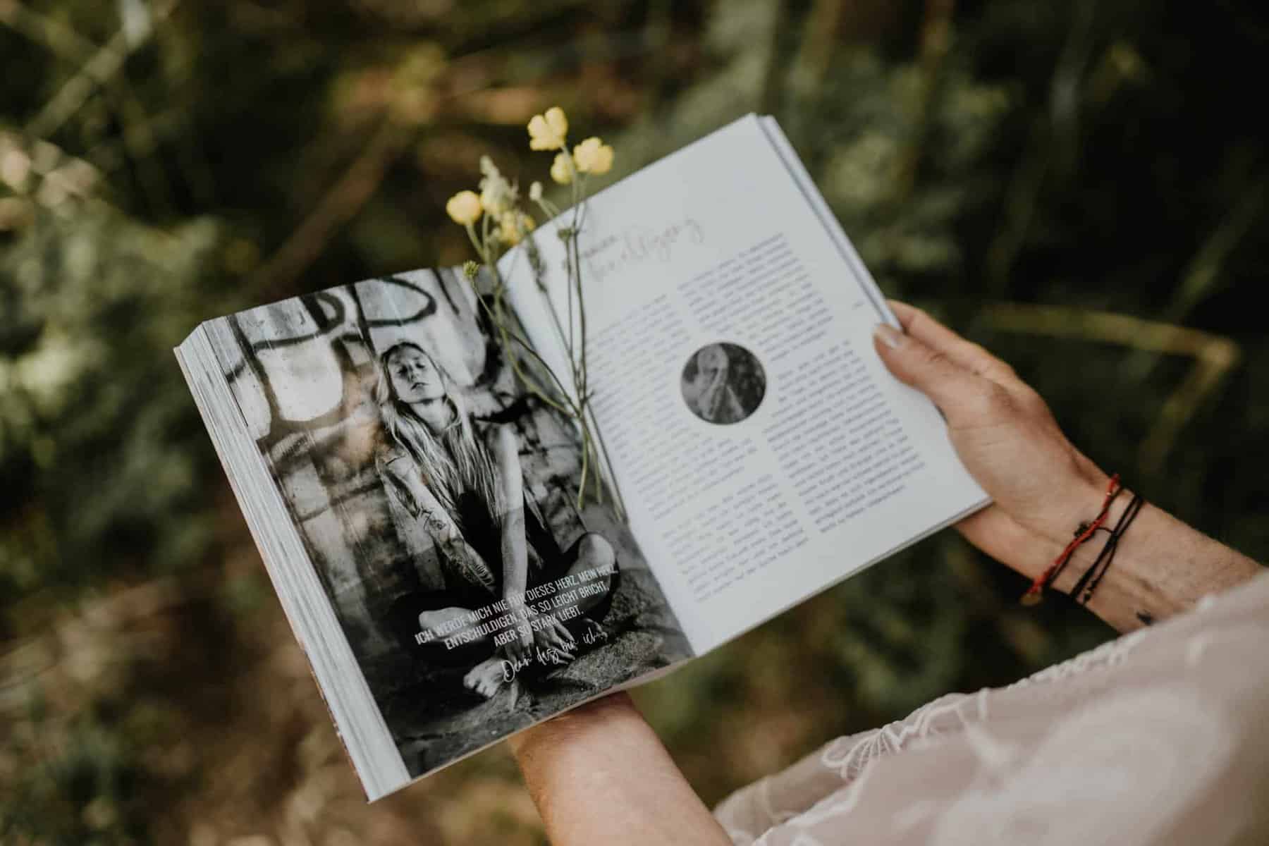 Trauerarbeit: In Ihrem Buch "Bagira" verarbeitet Saskia Katharina Siebel den Verlust ihres Seelenhundes Bagira. /Foto: Aileen Melucci Fotografie