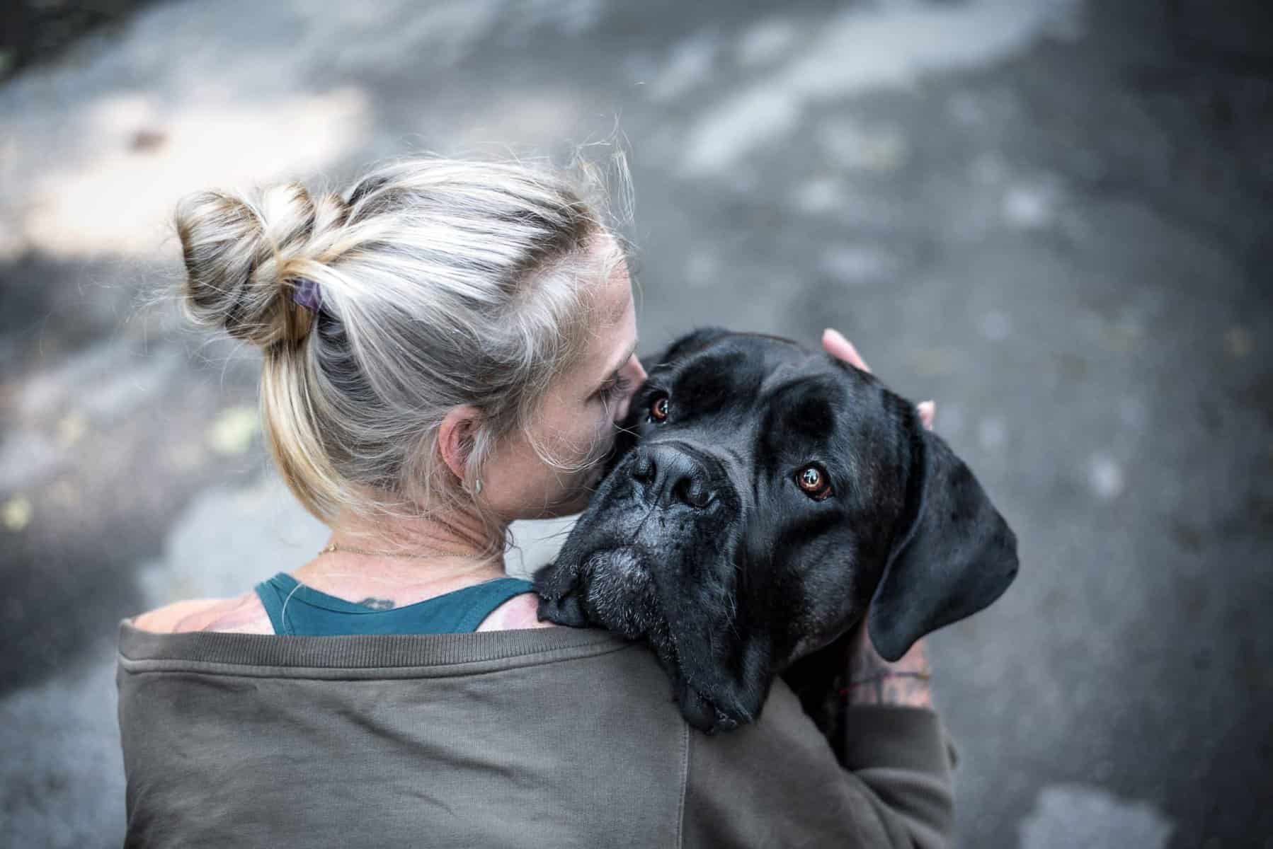 Seelenverwandt: Saskia Katharina Siebel mit ihrem Hund Bagira. /Foto: Sarah Köhler