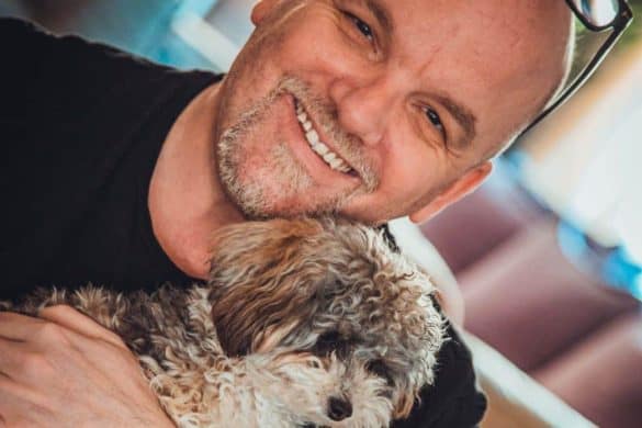 DJ Ötzi lächelt mit dem Hund auf seinem Arm.