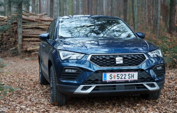 Blauer Seat ateca austria edition 2.0 TDI DSG 4Drive steht im Wald