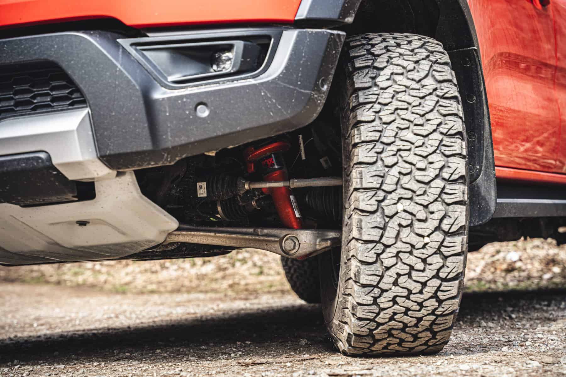 Nahaufnahme der robusten Reifen und Aufhängung des Ford Ranger Raptor