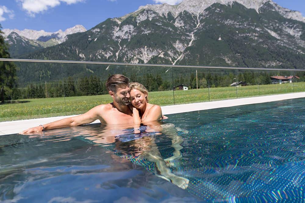 Urlaub mit Hund / zertifiziert hundefreundliche Hotels / adults only Alpenhotel Karwendel / diehundezeitung.com & pfotencheck /